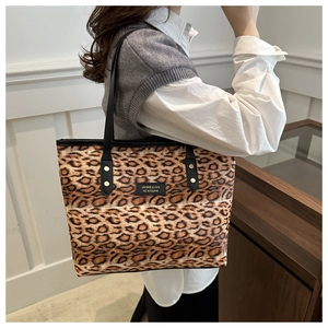 Detail der Leopard-Tasche aus Wildlederimitat mit goldenem Universe & Love Logo