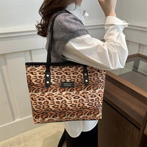 Große Shopper-Tasche mit Leopardenmuster aus Wildlederimitat und Nietenbesatz