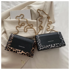 Détails des motifs léopard et zèbre sur les sacs à bandoulière en cuir chic