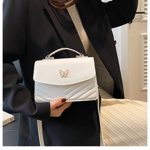 Détail du sac bandoulière blanc en cuir PU avec fermoir papillon et matelassage en V