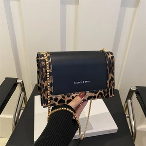 Sac à Épaule en Cuir PU Imprimé Léopard pour Femmes Sac Carré Bandoulière Vintage avec Décoration Imprimée de Lettres