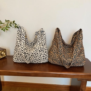 Fashionable leopard print canvas tote bag with large capacity in brown and white patterns