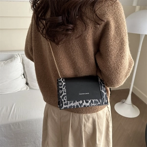 Sac bandoulière tendance à motif léopard avec chaîne dorée, porté par le mannequin