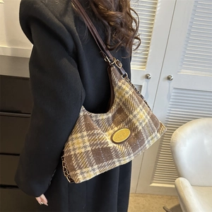 Sac bandoulière vintage en laine à carreaux avec sangle en cuir marron et logo