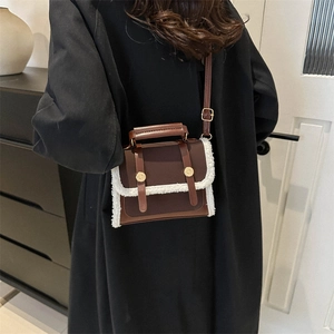 Elegante borsa a tracolla in pelle marrone con bordo in lana e fibbia dorata