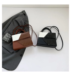 Vue détaillée de deux sacs à main à motif crocodile en marron et noir avec bandoulières