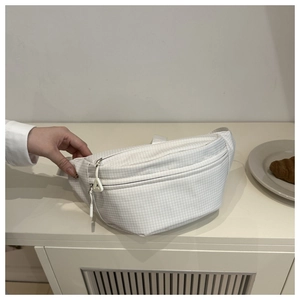 Détail d'un sac banane crème à carreaux avec double fermeture et tirettes en forme de A