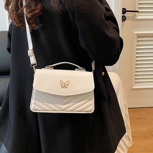 Sac bandoulière blanc crème chic avec matelassage en V et fermoir papillon doré