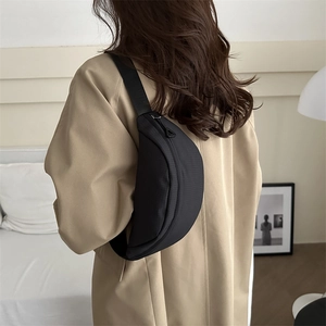 Sac bandoulière minimaliste en nylon noir à grande capacité avec sangle réglable femme