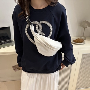 Sac bandoulière demi-lune blanc minimaliste avec motif quadrillé et sangle réglable