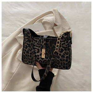 Nahaufnahme der Schultertasche mit Leopardenmuster, Goldkette und Metallschloss