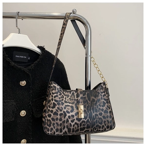 Nahaufnahme der Schultertasche mit Leopardenmuster, Goldverschluss und Kettenriemen