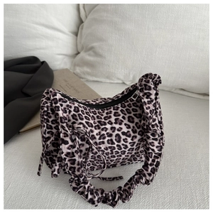 Dettaglio della borsa tote leopardata con tracolla a balze e morbida trama in pelle scamosciata