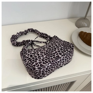 Dettaglio della borsa tote grigia leopardata con tracolla a pieghe stile scrunchie