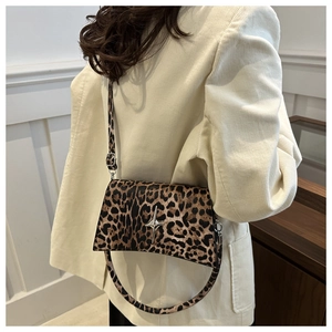 Détail de la boucle étoile argentée sur le sac bandoulière léopard ajustable