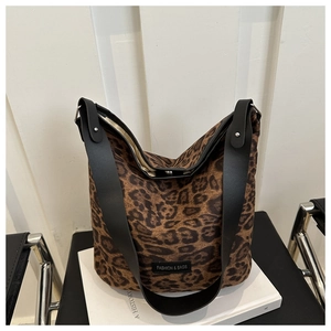 Gros plan sur le sac cabas en daim léopard avec anses noires et étiquette mode