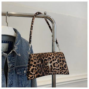 Détail du sac léopard avec décoration étoile argentée et texture en cuir raffiné