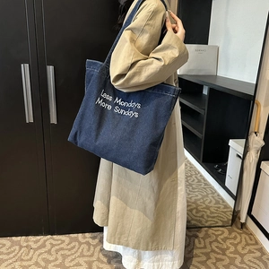 Sac cabas en denim bleu foncé avec slogan Less Mondays More Sundays pour un look décontracté