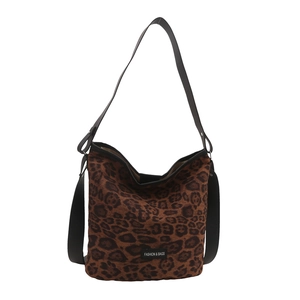 Sac seau chic pour femme en suédine léopard avec bandoulière noire et étiquette mode