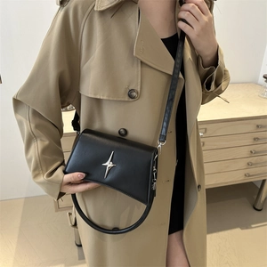 Sac bandoulière chic en cuir noir pour femme avec boucle étoile argentée et base courbe