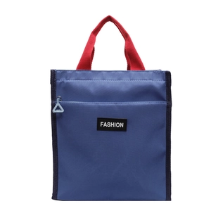 Sac cabas en toile bleue avec poignées rouges et étiquette Fashion au design minimaliste