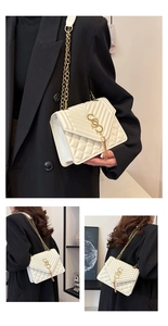 Détail du sac matelassé beige avec chaîne dorée et pompon métallique sur le rabat