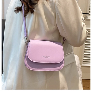Detail der hellvioletten Klappentasche aus PU-Leder mit Fashion Trend Prägetext