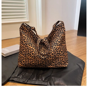 Detail of leopard print tote bag with thick fabric texture and large capacity