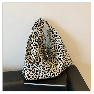 Detailansicht der großen Shopper-Tasche mit Leopardenmuster und geknotetem Henkel-Design