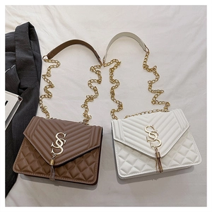 Détail de sacs à rabat matelassés avec logo SS doré et pompon, options marron et blanc