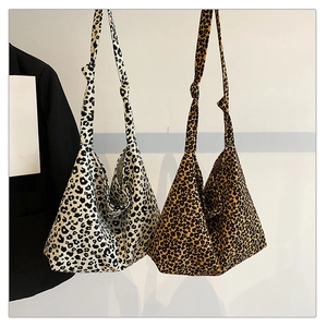 Detailansicht der Canvas-Taschen mit Leopardenmuster und modischem Knoten am Trageriemen