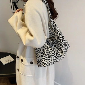 Große Retro-Einkaufstasche mit Leopardenmuster im 45-Grad-Winkel präsentiert