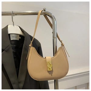 Détail du sac hobo beige avec son fermoir rotatif doré et sa texture en cuir élégante