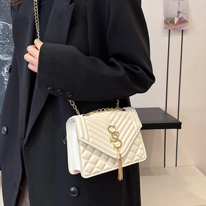 Sac bandoulière blanc matelassé avec logo S doré, pompon et bandoulière en chaîne