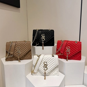 Sac bandoulière matelassé chic avec chaîne dorée et gland en noir, rouge, blanc et kaki