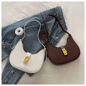 Détail de sacs hobo demi-lune blanc et marron foncé avec boucles en métal doré