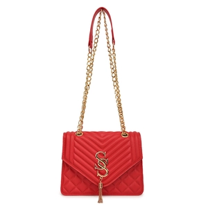 Sac bandoulière en cuir matelassé rouge avec chaîne dorée et pompon métallique