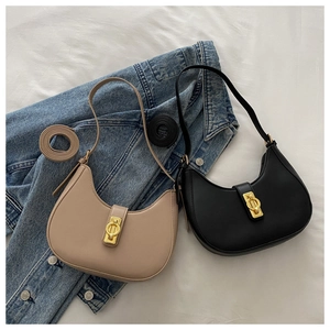 Détails des sacs bandoulière demi-lune en cuir noir et beige avec boucles dorées chic