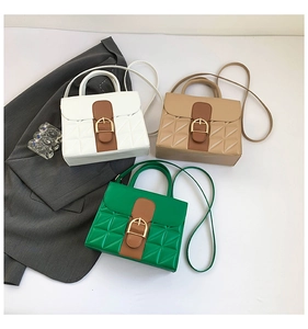 Vue à plat de petits sacs carrés motif crocodile en blanc, kaki et vert tendance