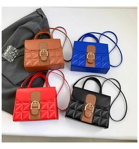 Vue détaillée de sacs à texture crocodile colorés avec boucles équestres dorées