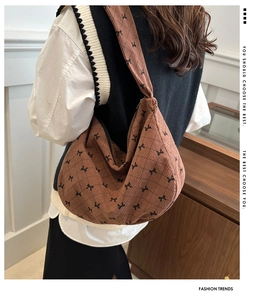 Borsa tote in velluto a coste marrone con fiocchi neri e trapuntatura sul retro del modello