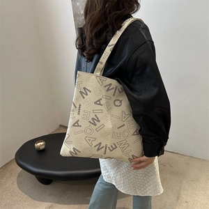 Retro cream white large capacity tote bag with black letter print for daily commute