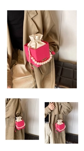 Dettaglio borsa a secchiello cubica rosa con manico di perle e catena dorata