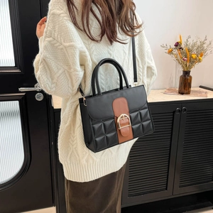 Sac bandoulière matelassé noir et marron avec boucle fer à cheval au style rétro