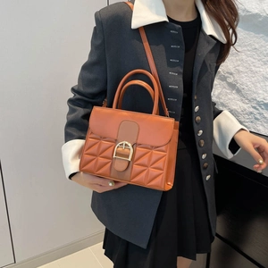 Sac à main vintage en cuir marron avec boucle fer à cheval dorée et bandoulière