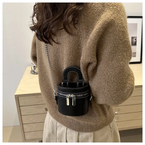 Mini borsa a cilindro nera con cuciture bianche a contrasto e catena in argento