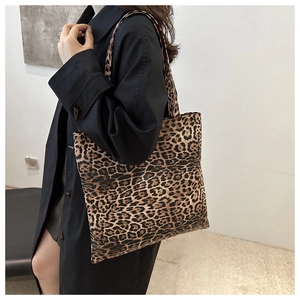 Vue détaillée d'un grand sac cabas en toile à imprimé léopard avec bandoulière pour femme