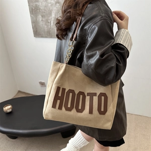 Grande borsa tote chic color albicocca con stampa HOOTO e tracolla a catena