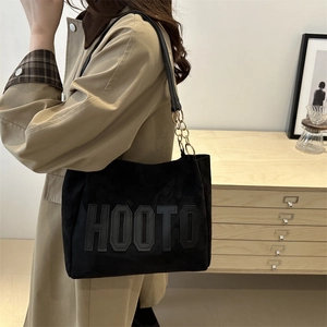 Minimalist black tote bag with HOOTO logo and gold chain strap for college or commuting
