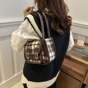 Borsa sottobraccio vintage in lana a quadri con cinturini in pelle marrone per l'autunno